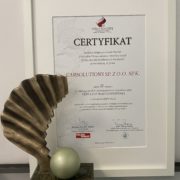 certyfikat i statuetka - Perąy